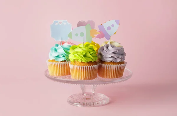 Sabrosos Cupcakes Con Elegantes Toppers Sobre Fondo Color —  Fotos de Stock