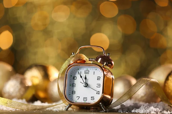 Reloj Despertador Con Cinta Nieve Mesa Contra Luces Borrosas Tiempo — Foto de Stock