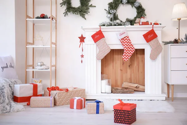 Interior Sala Estar Com Lareira Decorada Para Natal — Fotografia de Stock