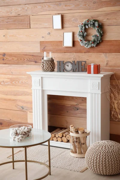 部屋の暖炉の近くの壁に掛けられた美しいクリスマスリース — ストック写真