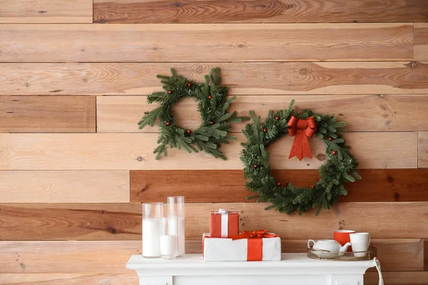 Beautiful Christmas Wreaths Hanging Wall Fireplace Room — Stock Photo, Image