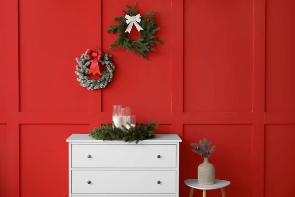 Beautiful Christmas Wreaths Hanging Wall Room — Stock Photo, Image