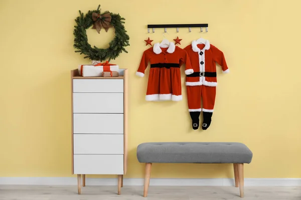 Όμορφο Χριστουγεννιάτικο Στεφάνι Και Ρούχα Που Κρέμονται Στον Τοίχο Στο — Φωτογραφία Αρχείου