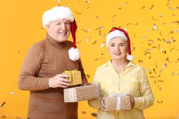 Elderly Couple Christmas Gifts Color Background — Stock Photo, Image