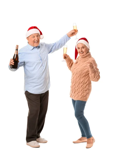Ouderen Paar Met Champagne Vieren Kerstmis Witte Achtergrond — Stockfoto