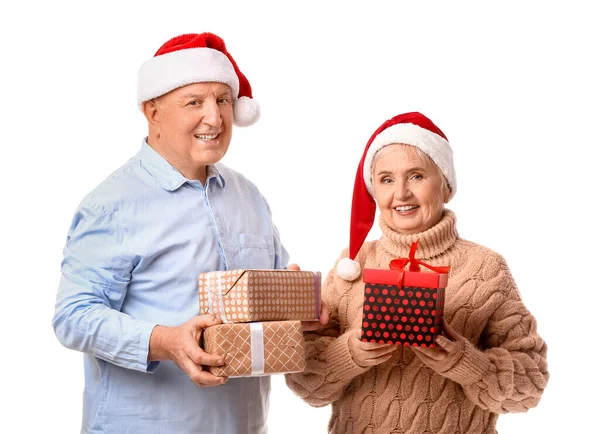 Ouderen Paar Met Kerstcadeaus Witte Achtergrond — Stockfoto