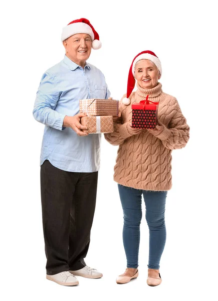 Ouderen Paar Met Kerstcadeaus Witte Achtergrond — Stockfoto