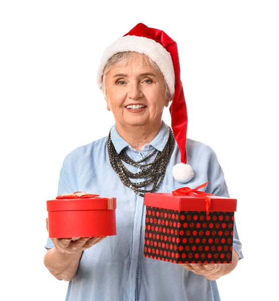 白い背景にクリスマスの贈り物を持つ高齢女性 — ストック写真