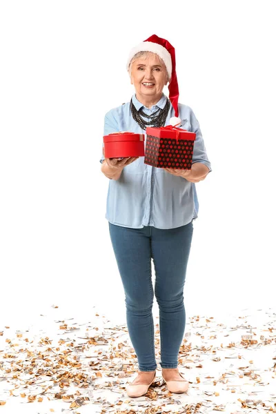 Äldre Kvinna Med Julklappar Vit Bakgrund — Stockfoto