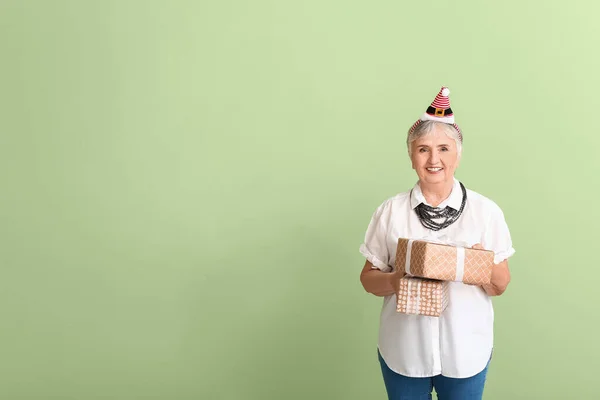 Elderly Woman Christmas Gift Color Background — Stock Photo, Image