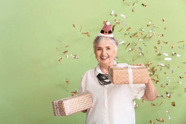 Elderly Woman Celebrating Christmas Color Background — Stock Photo, Image