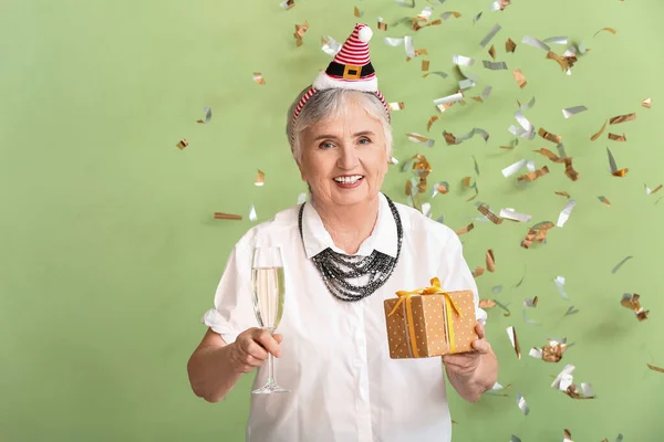 Mulher Idosa Celebrando Natal Fundo Cor — Fotografia de Stock