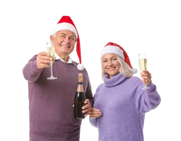 Casal Idosos Chapéus Papai Noel Bebendo Champanhe Fundo Branco Celebração — Fotografia de Stock