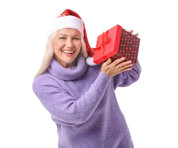 サンタの帽子の高齢者の女性と白の背景にクリスマスプレゼント — ストック写真