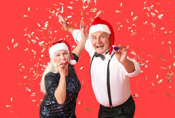 Elderly Couple Celebrating New Year Color Background — Stock Photo, Image