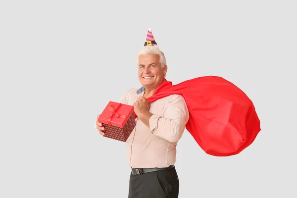 Hombre Mayor Con Regalo Navidad Bolsa Santa Sobre Fondo Claro —  Fotos de Stock