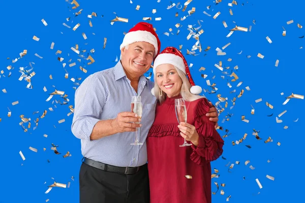 Äldre Par Med Champagne Firar Jul Färg Bakgrund — Stockfoto