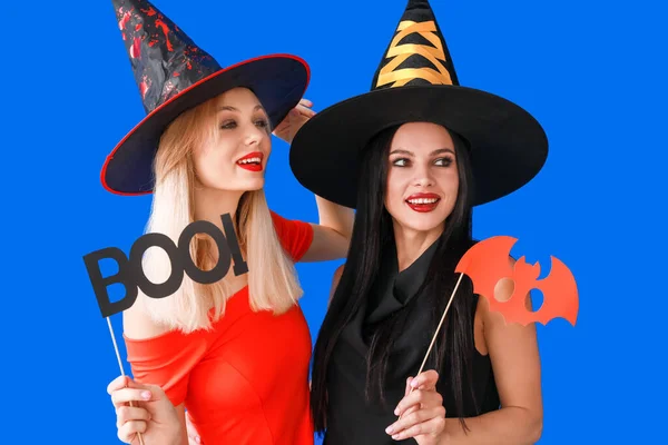 Piękne Młode Kobiety Przebrane Czarownice Kolorowym Tle Święto Halloween — Zdjęcie stockowe