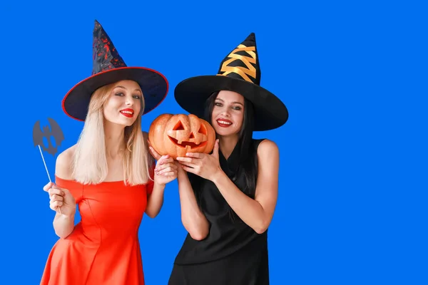 Mooie Jonge Heksen Met Halloween Pompoen Kleur Achtergrond — Stockfoto