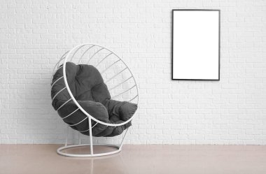 Odanın içinde minimumda koltuk olan boş bir poster.