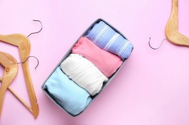 Temiz elbiseli ve arkaplanda askıları olan bir düzenleyici