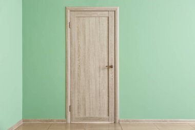 Salondaki kapalı kapı görüntüsü