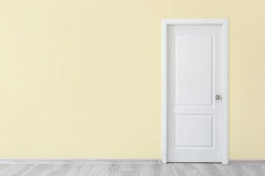 Salondaki kapalı kapı görüntüsü