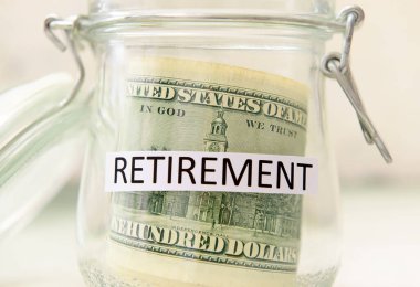 Paralı kavanoz ve emeklilik sözcüğü, yakın plan.