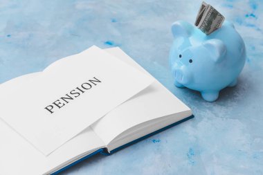Kitap ve kelime arkaplan üzerine PENSION ile domuz kumbarası