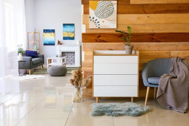 Odanın içindeki modern çekmeceler.