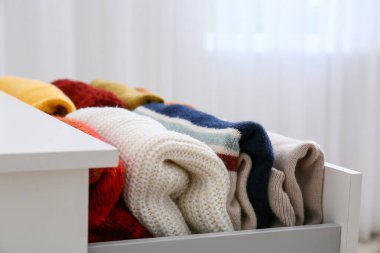 Modern çekmeceler, odada giysiler, yakın plan.