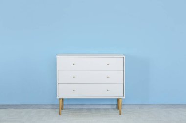 Renkli duvarın yanındaki modern çekmeceler.