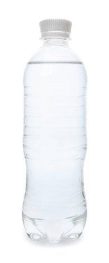 Beyaz zemin üzerinde bir şişe temiz su