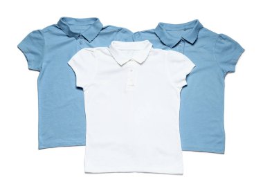 Beyaz arka planda şık okul üniforması