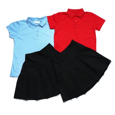 Beyaz arka planda şık okul üniforması