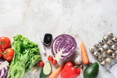 Sebze, tükenmez kalem ve beyaz arka planda glukometre. Diyabet kavramı