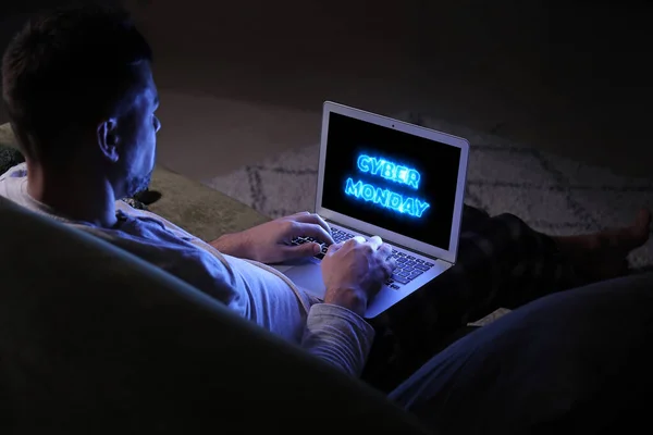 Mann Mit Laptop Spät Abends Hause Konzept Des Cyber Montags — Stockfoto