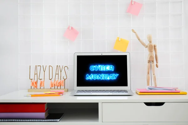 Cymonday Экране Ноутбука Комнате — стоковое фото