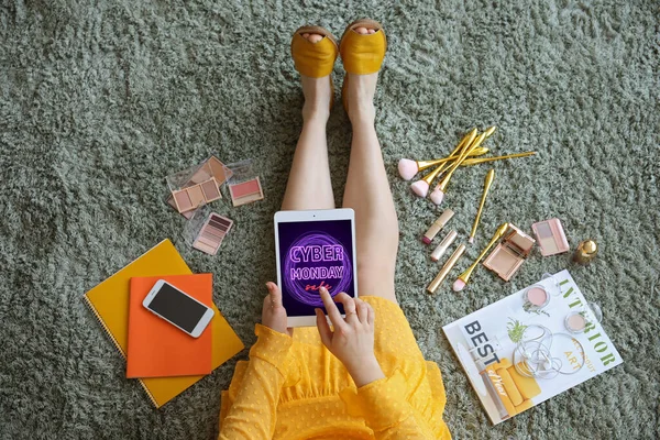 Jonge Vrouw Met Tablet Computer Thuis Bovenaanzicht Concept Van Cyber — Stockfoto