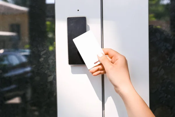 Mulher Usando Cartão Para Abrir Porta Livre — Fotografia de Stock