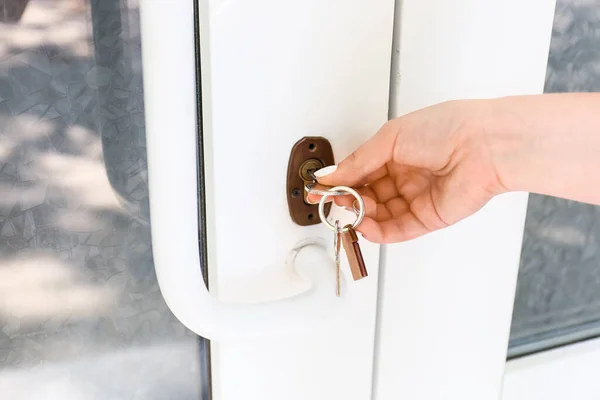 Frau Benutzt Schlüssel Tür Freien Öffnen — Stockfoto