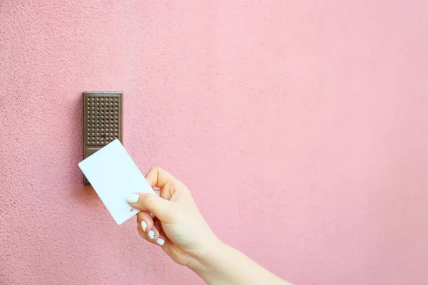 Woman Using Card Open Door Outdoors — Stock Photo, Image