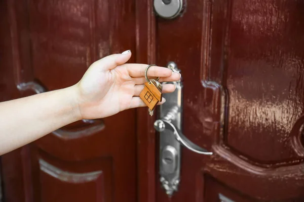 Woman Keys House Door Outdoors — Stock Photo, Image