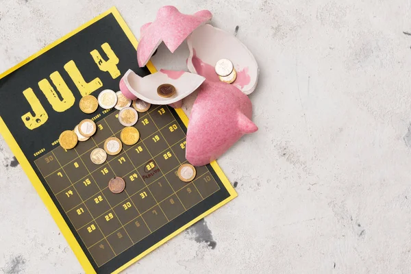 Zerbrochenes Sparschwein Mit Münzen Und Kalender Auf Weißem Hintergrund Rentenkonzept — Stockfoto