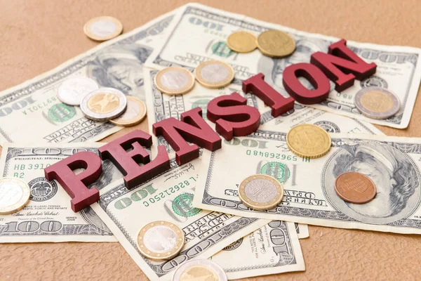 颜色背景上带有单词Pension的钱 — 图库照片