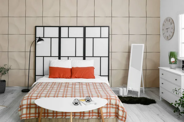 鏡付きのモダンなスタイリッシュなベッドルームのインテリア — ストック写真