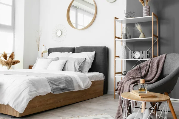 鏡付きのモダンなスタイリッシュなベッドルームのインテリア — ストック写真