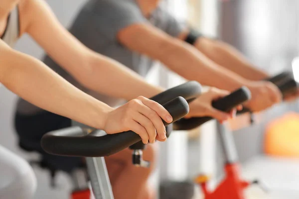 Jovem Treinando Bicicleta Exercício Ginásio Close — Fotografia de Stock