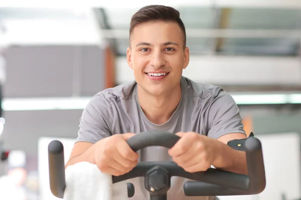 Ung Man Träning Motionscykel Gym — Stockfoto