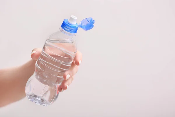 Female Hand Bottle Water Light Background — Stock Photo, Image